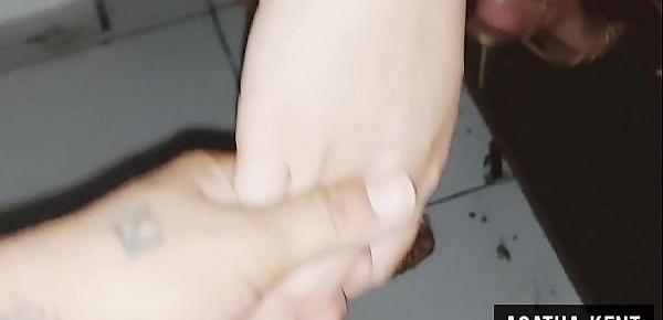 Ela rebolou pra mim e levei a puta pra fuder gostoso no quarto. *  doce lola  *